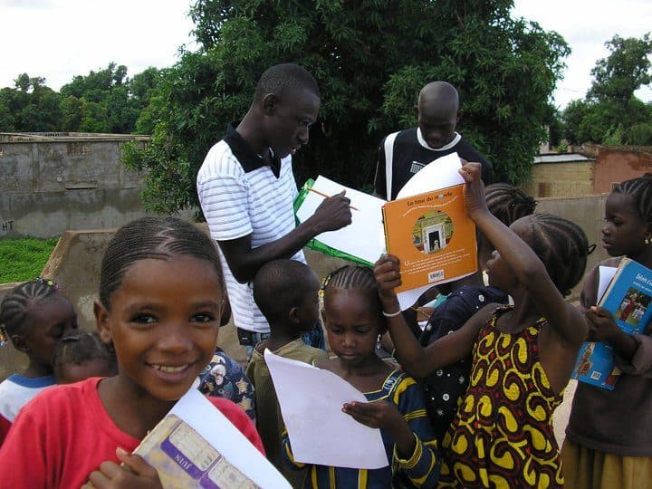 Distribution de livres, ECOS Mali